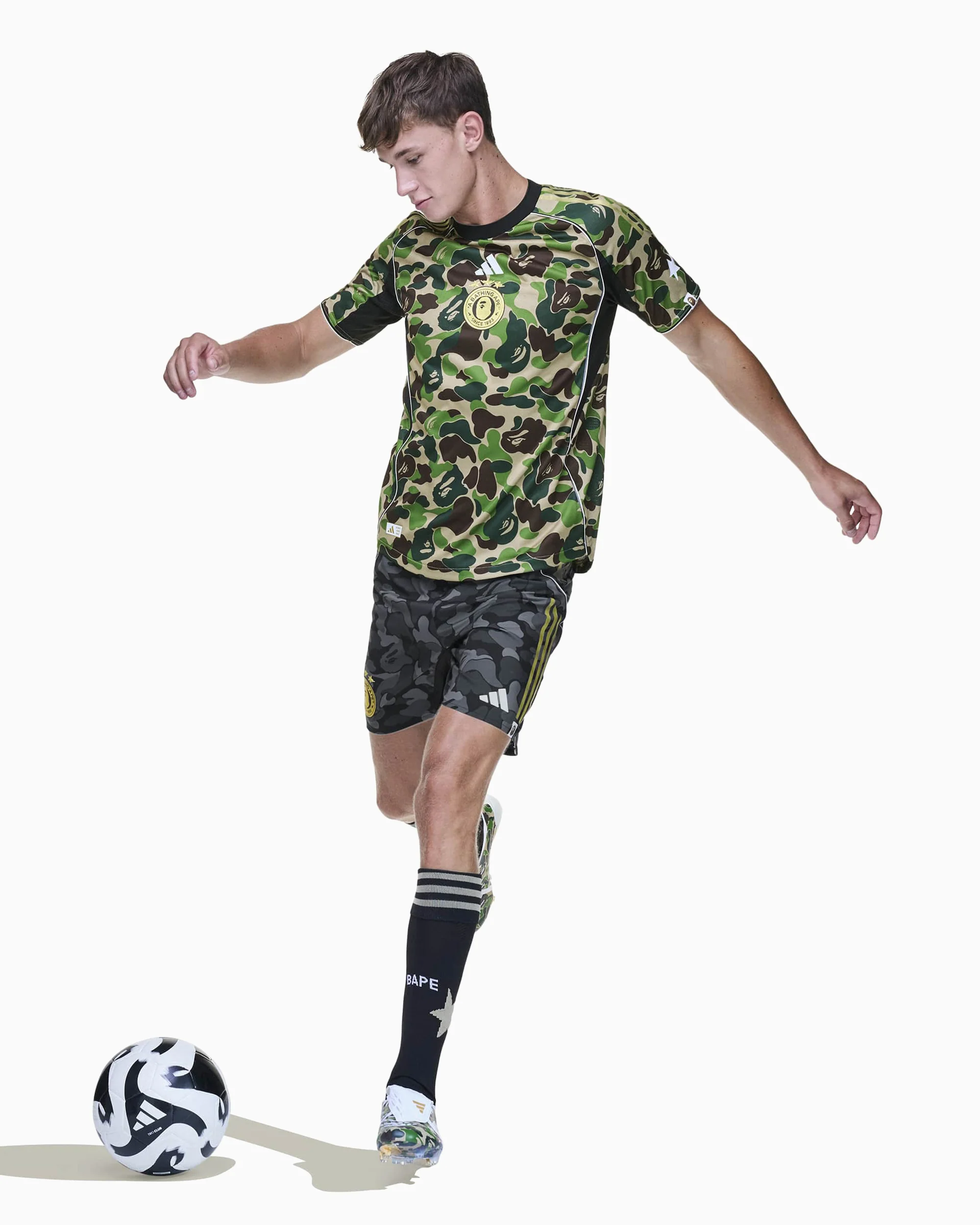 adidas Originals x BAPE Football Slim Herren-Jersey T-Shirt mit Grafik - Image 2