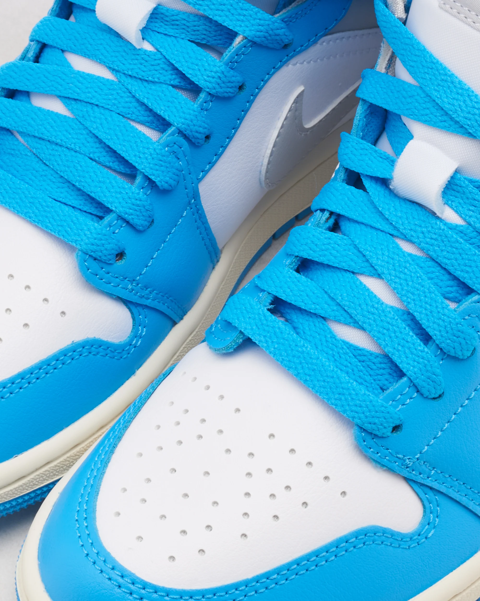 Air Jordan Women's 1 Mid - Image 7