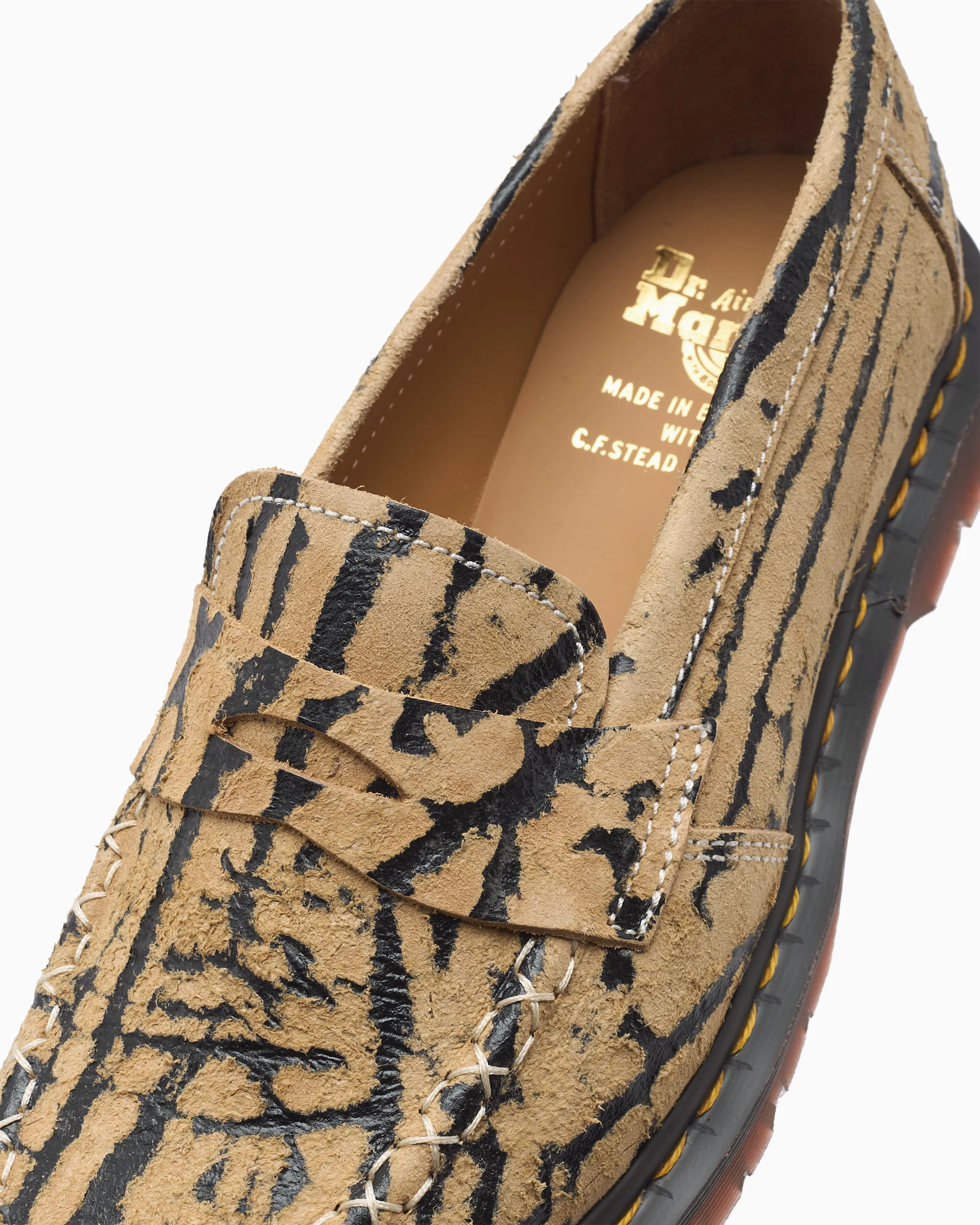 Dr. Martens Delapre Penny "Wild Emboss" Unisex Schuhe - Image 2