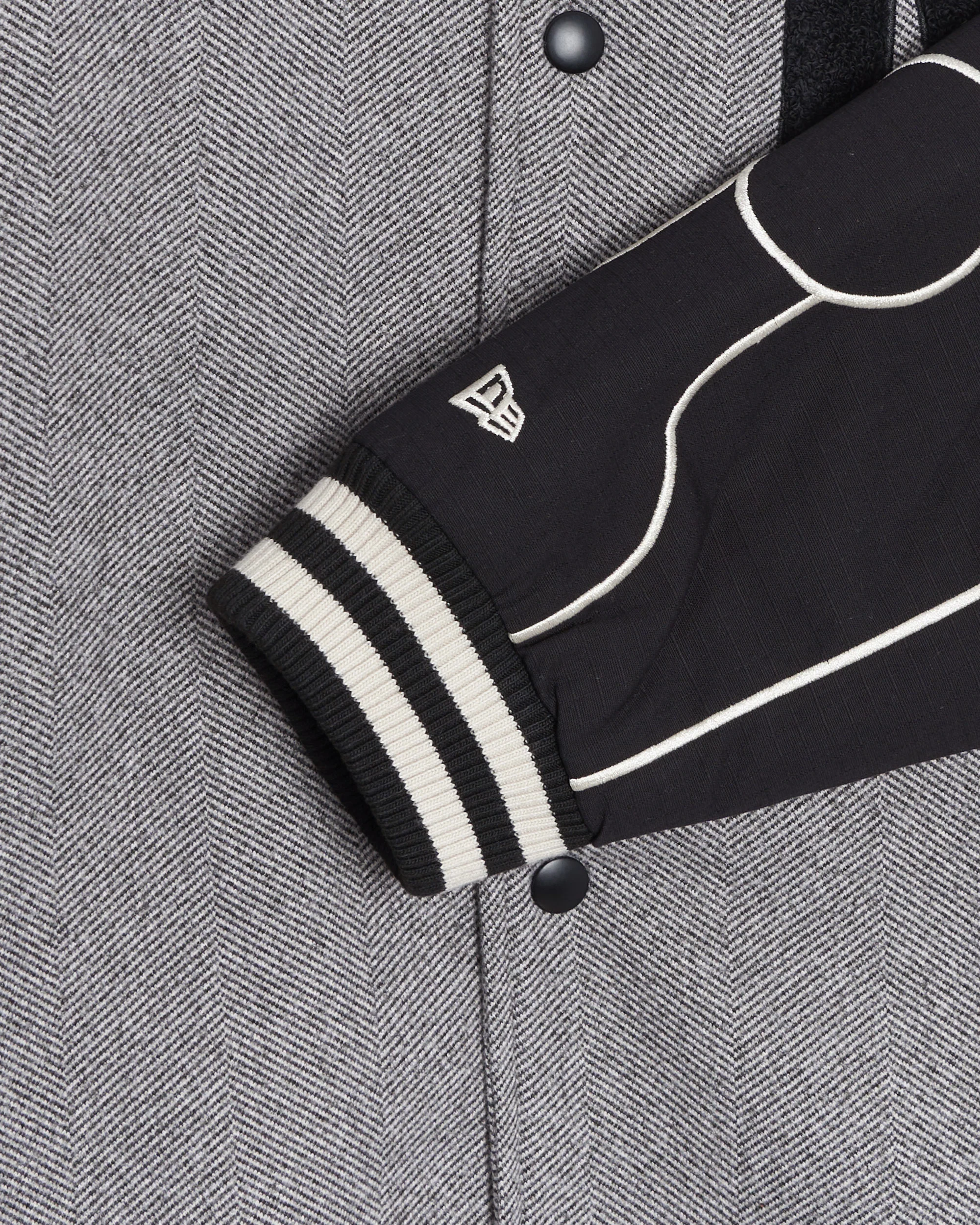 New Era x FOOTDISTRICT 10th Anniversary Unisex Varsity Jacket Unisex Varsity-Jacke - Image 11