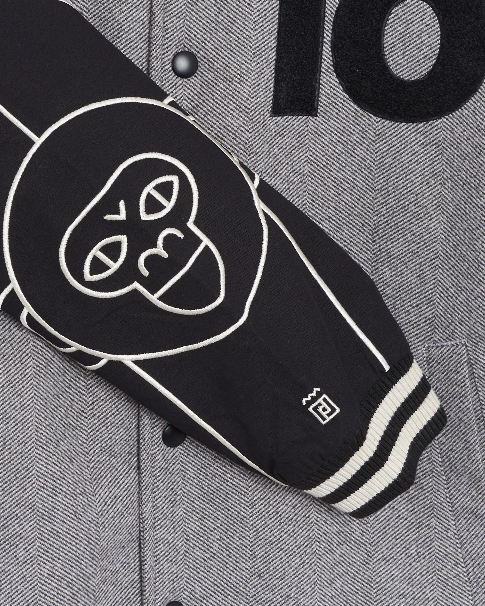 New Era x FOOTDISTRICT 10th Anniversary Unisex Varsity Jacket Unisex Varsity-Jacke - Image 12