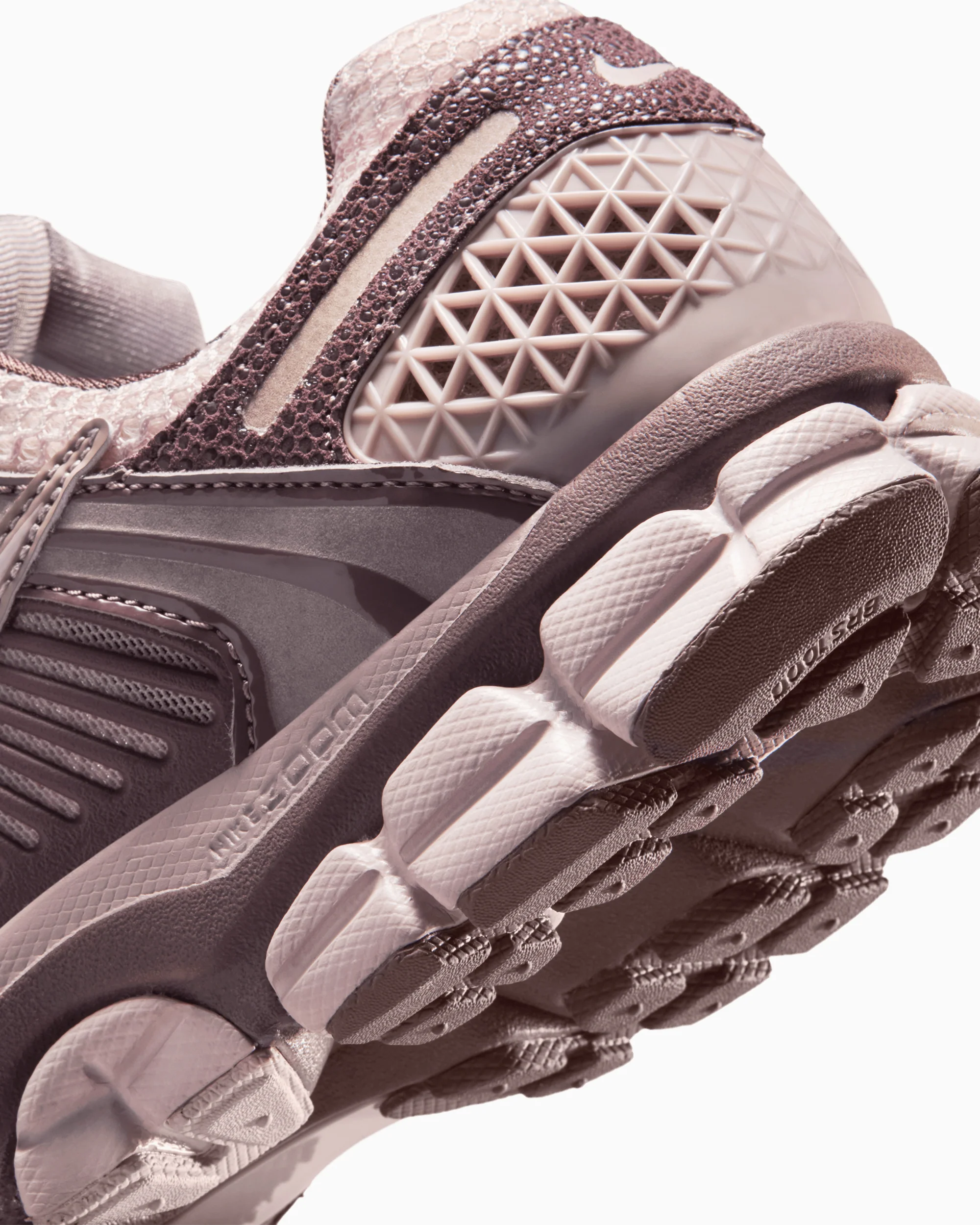 Nike Women's Zoom Vomero 5 - Image 8