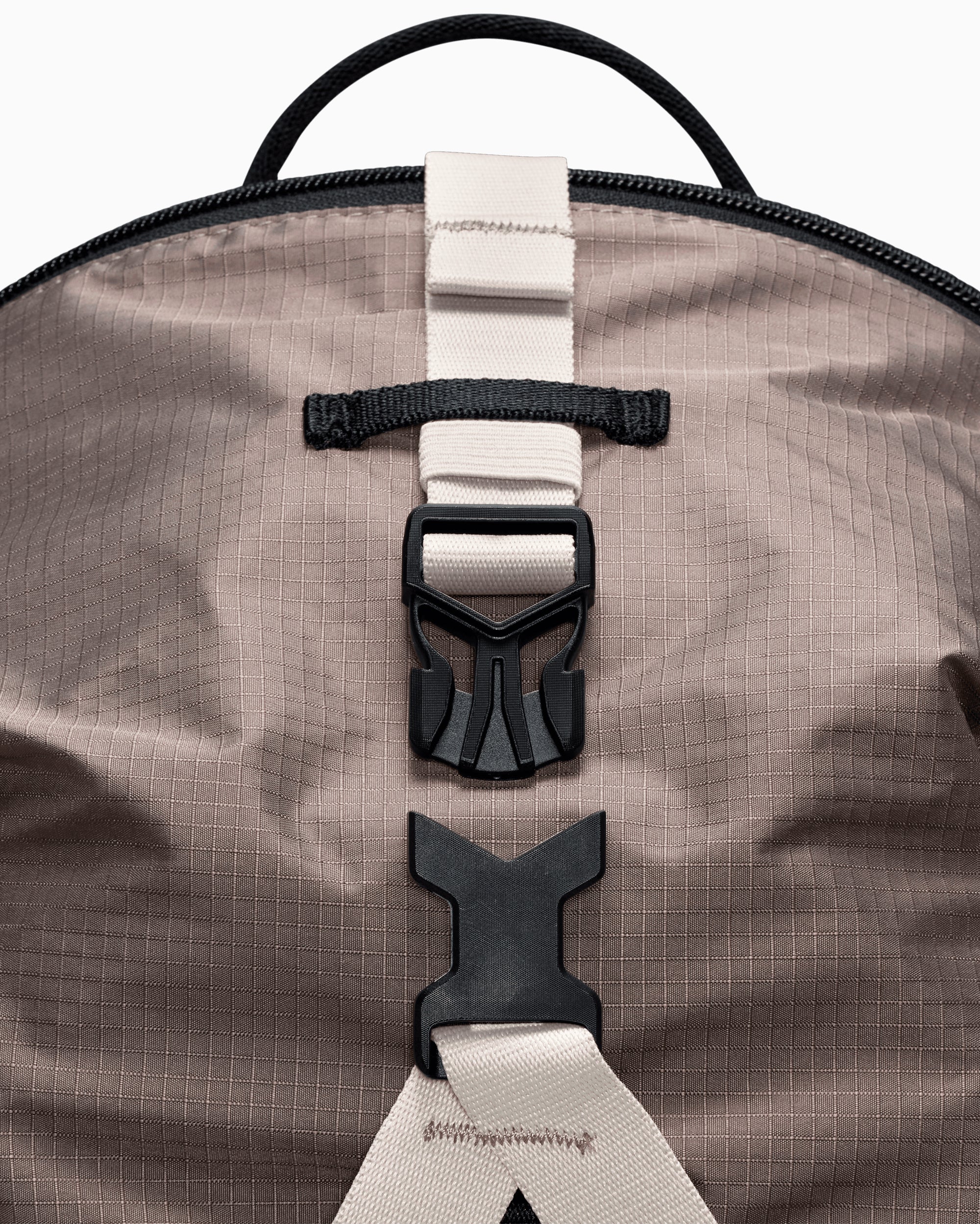 Nike ACG Daymax 25L Unisex Rucksack - Image 7