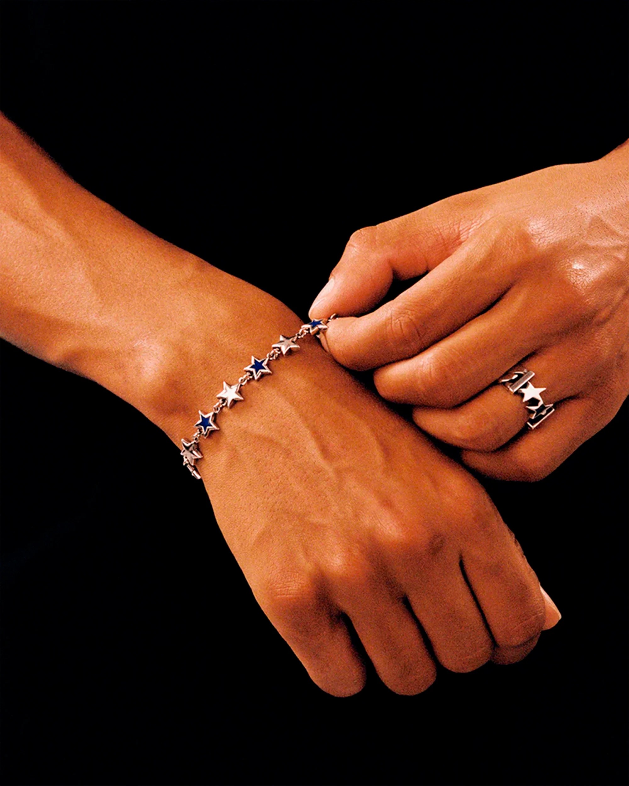 TwoJeys Enameled Stars Unisex Armband - Image 2