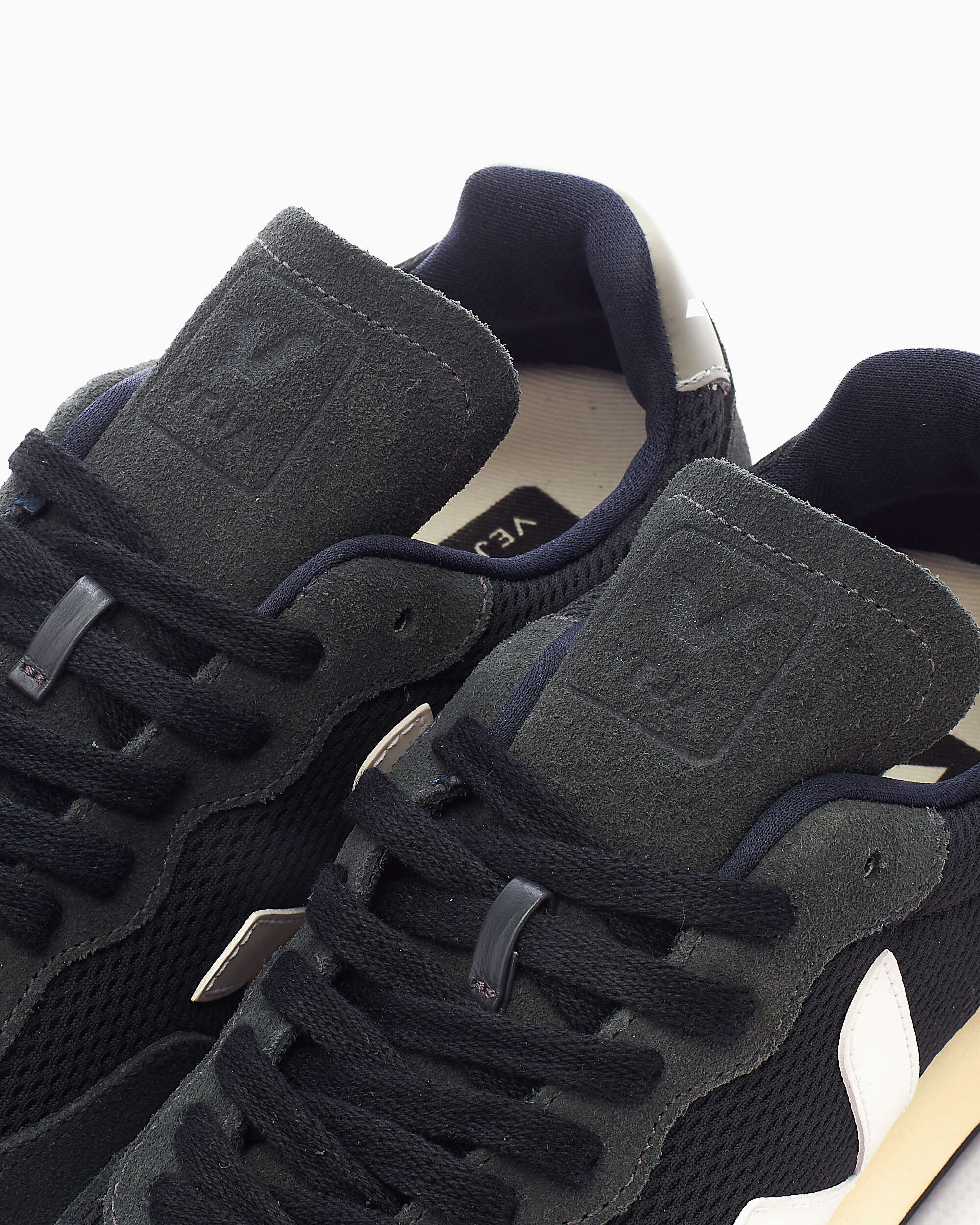 Veja Women's Rio Branco Alveomesh - Image 7